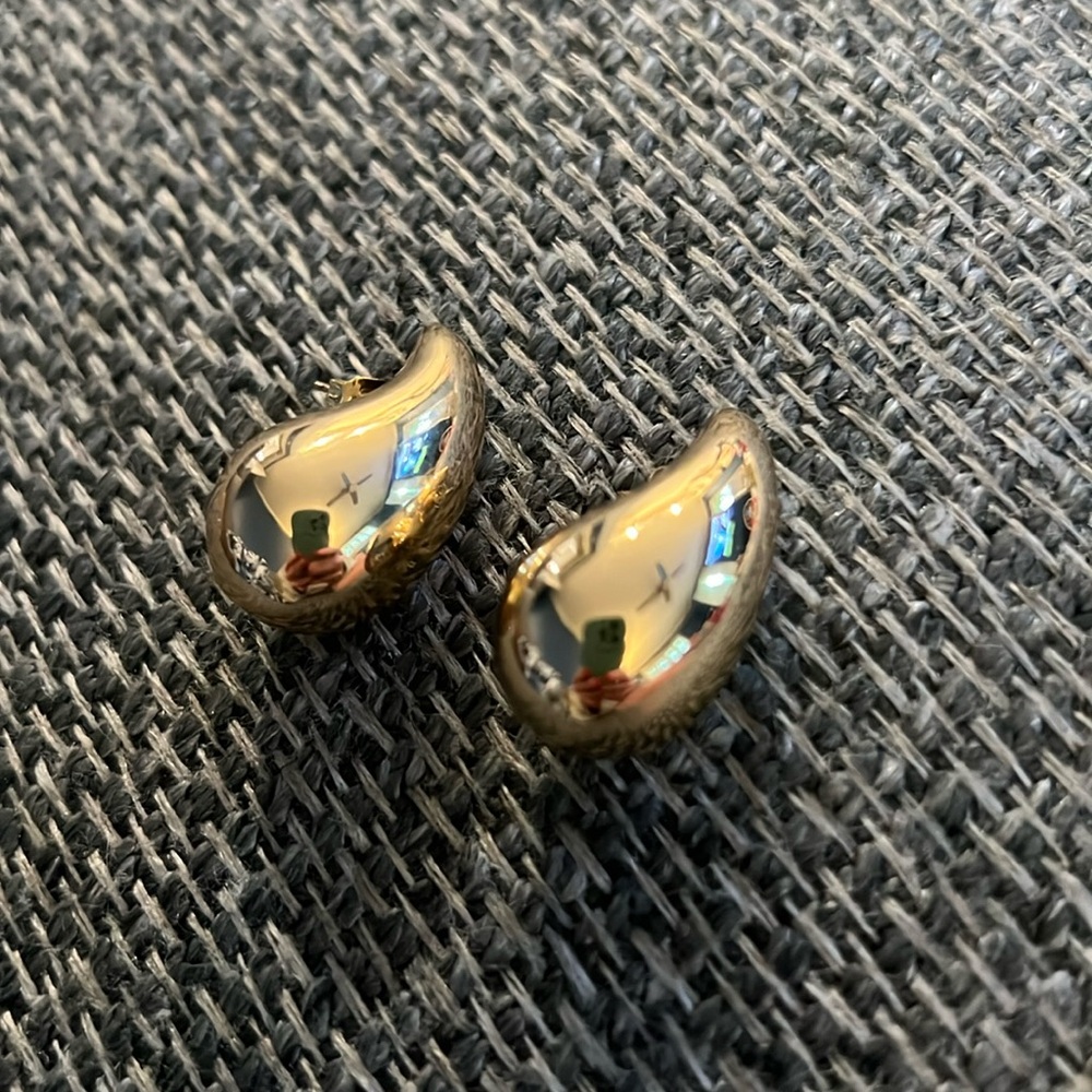 Gold Teardrop Fashion Earrings.